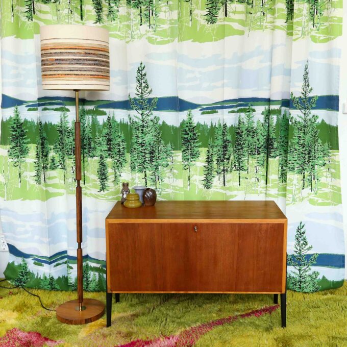 nagumuiste retro vintage renoveeritud mööbel taaskasutus tiigipuust kapp roosipuu põrandalamp valgusti Örsjö Armatur