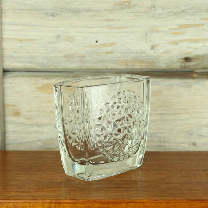nagumuiste retro vintage kodusisustus taaskasutus klaasikunst Klaasist vaas Sklo Union Rudolf Jurnikl