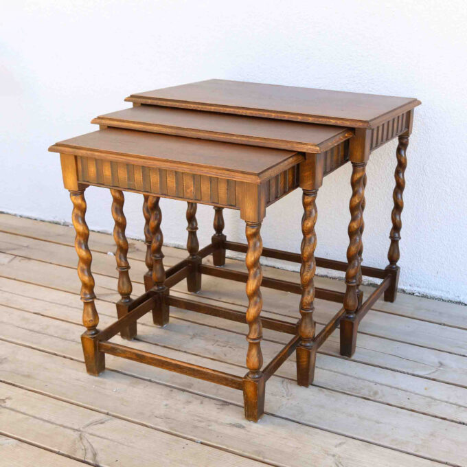 nagumuiste retro vintage taaskasutus renoveeritud mööbel tammelaud nesting table Maurs Möbler Växjö Möbelbolaget Tranås